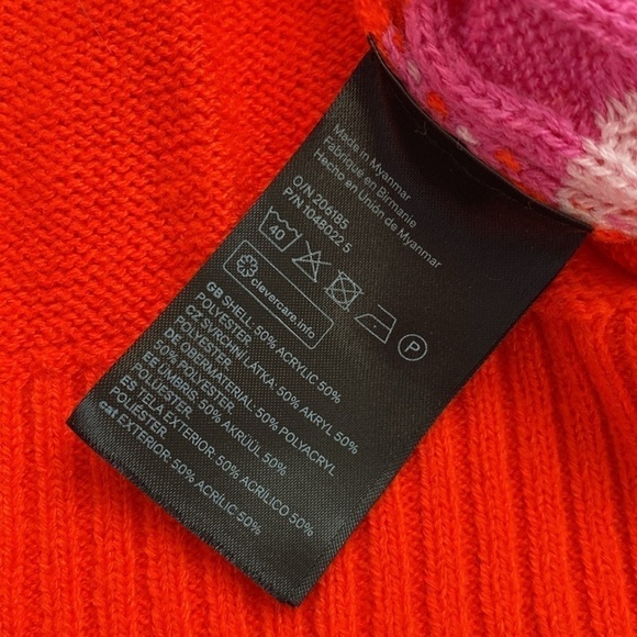 Divided stripped cropped sweater vest in vibrant colors. - Picture 6 of 11